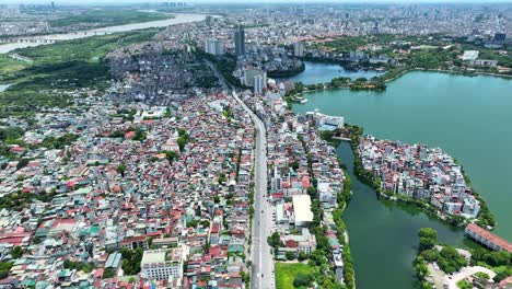 Toma-Aérea-Cinematográfica-De-Hanoi-Siguiendo-Una-Carretera-Principal-En-Un-Día-Soleado-De-Julio-Filmada-En-4k,-Mavic-3-Classic,-Vietnam,-Asia,-Drone