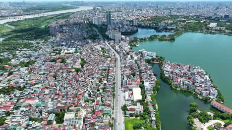 toma aérea cinematográfica de hanoi siguiendo una carretera principal en un día soleado de julio tomada en 4k, mavic 3 classic, vietnam, asia, dron