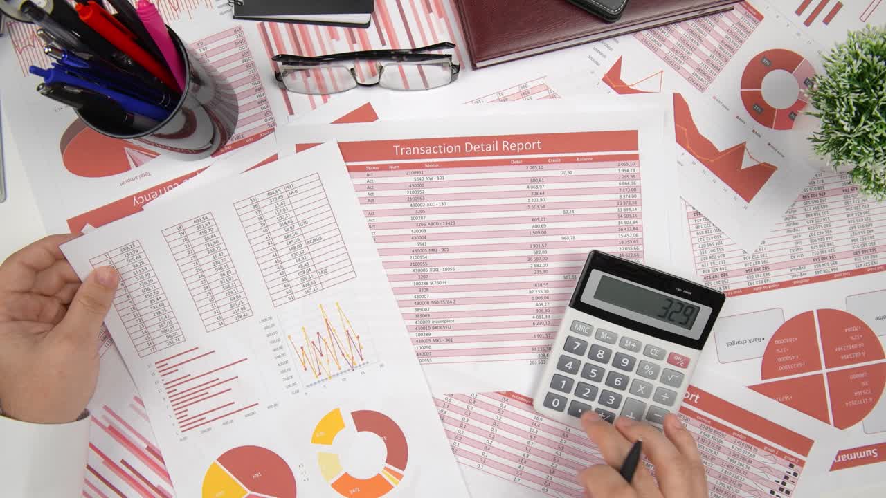 directamente por encima de la vista del empresario que trabaja y calcula las finanzas, lee y escribe informes. concepto de contabilidad financiera empresarial.