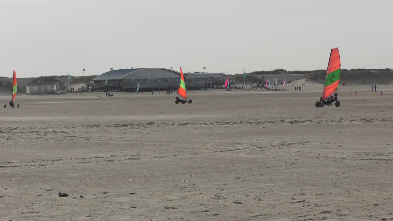 여름에 해변에서 육지 항해