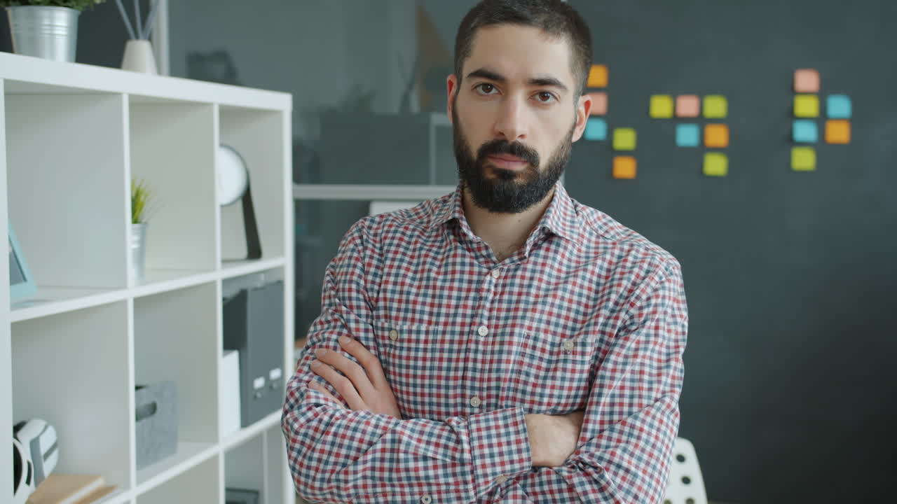 retrato del hombre en la oficina