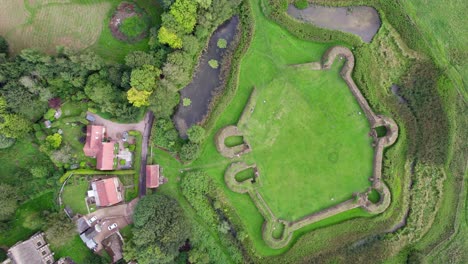 Imágenes-De-Vídeo-Aéreas-De-Los-Restos-Del-Castillo-De-Bolingbroke,-Un-Castillo-Hexagonal-Del-Siglo-XIII,-Lugar-De-Nacimiento-Del-Futuro-Rey-Enrique-IV,-Con-Movimientos-De-Tierra-Adyacentes.