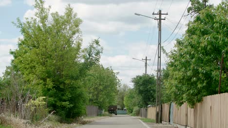 Village-road-in-the-countryside,-establishing-shot