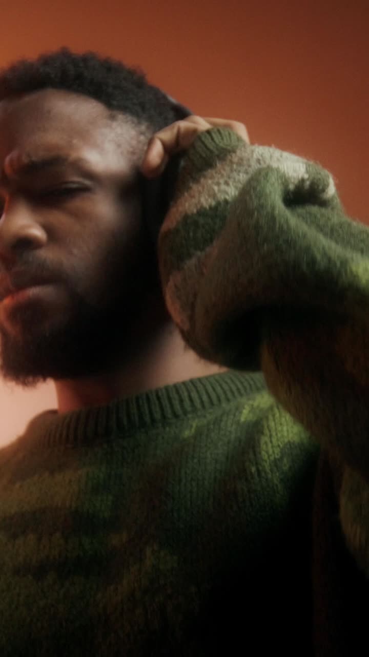 крупный план человека, слушающего музыку