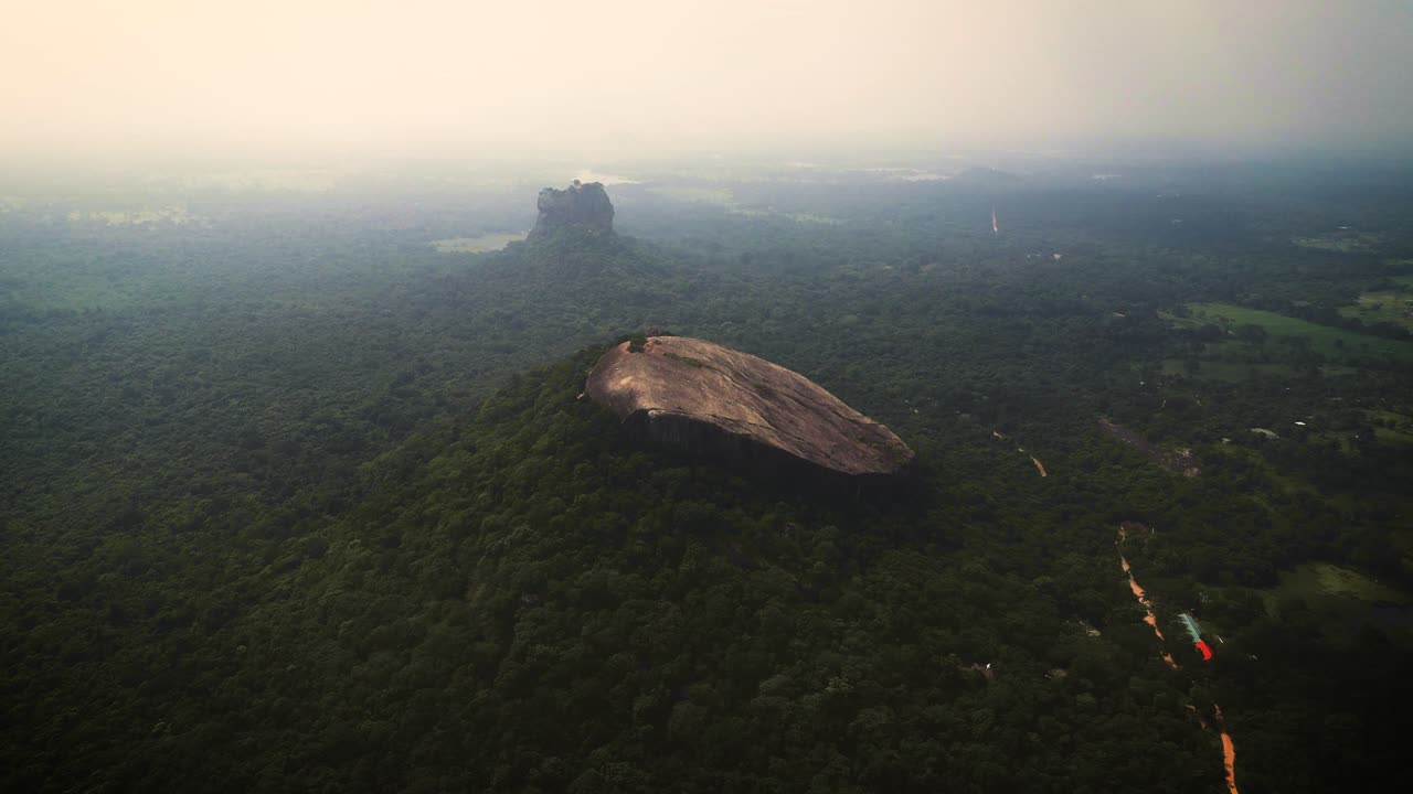 안개가 있는 정글과 배경에 있는 아름다운 피두랑갈라 바위와 사자 톡 - sigiriya - sri lanka