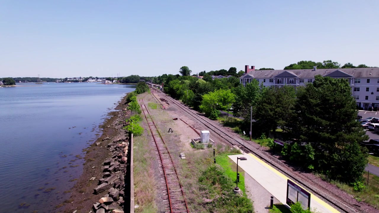 Vista aerea su binari ferroviari vuoti vicino a una stazione pendolari a Salem, Massachusetts