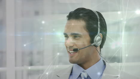 animación de la red de conexiones a través de un hombre de negocios usando auriculares telefónicos