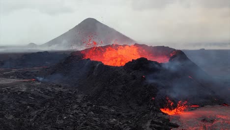 super cámara lenta de un volcán en erupción en islandia, capturando explosiones de lava del cráter y lava derretida que fluye a través del terreno volcánico oscuro