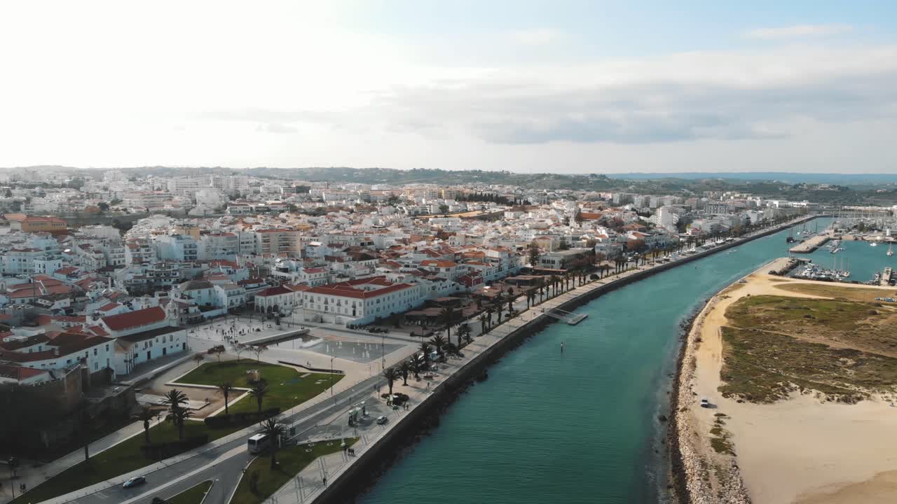 Centro storico di Lagos lungo la passeggiata e il porto - Ripresa aerea panoramica