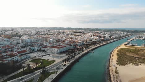 casco antiguo de lagos por el paseo marítimo y el puerto - toma panorámica aérea