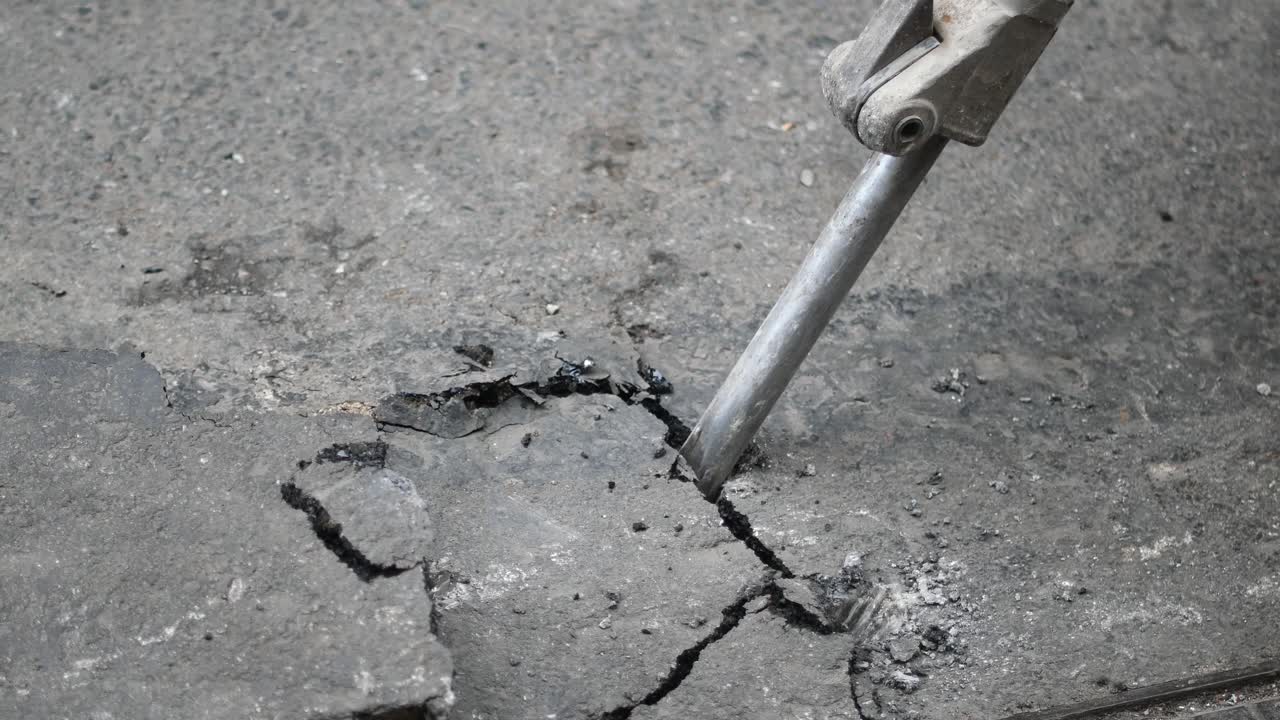 Riparazione di crepe nell'asfalto con martello pneumatico
