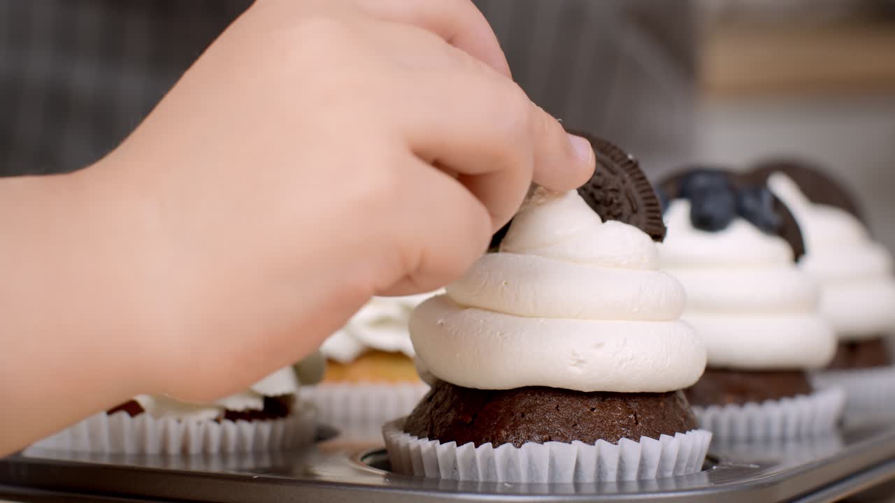 아이가 컵케이크를 장식하는 것