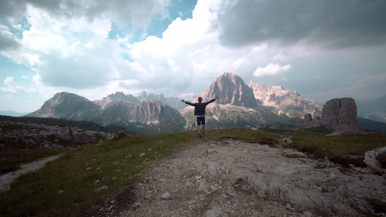 excursionista y el panorama en dolomitas