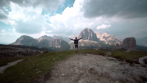 Wanderer-Und-Das-Panorama-In-Den-Dolomiten