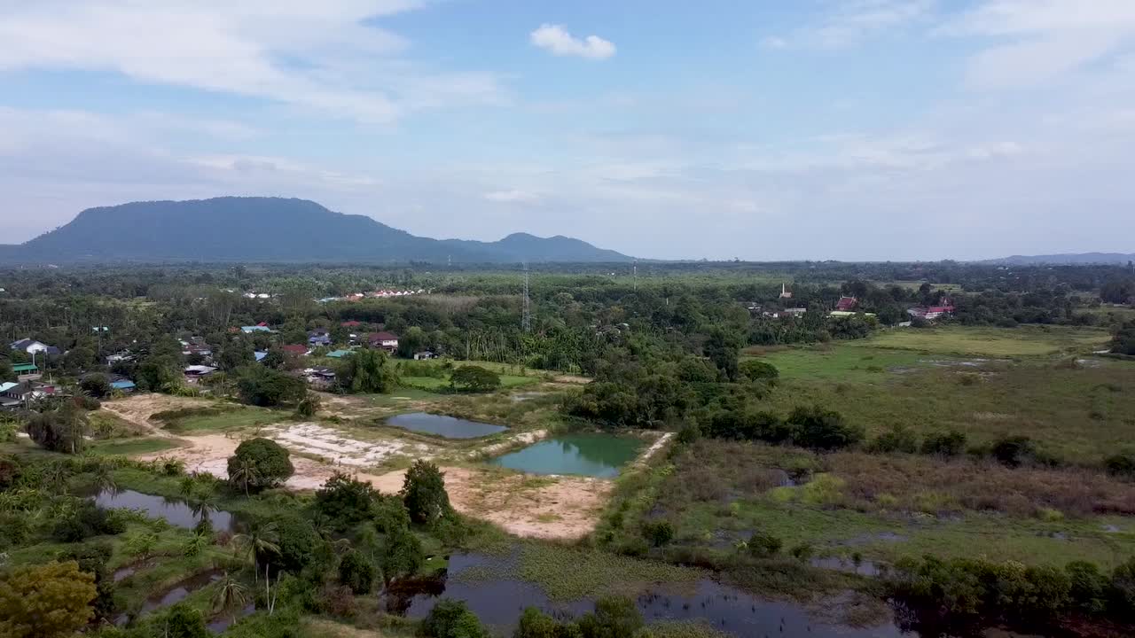 vista aérea de un enorme panel solar en el agua en el área rural, granja flotante solar