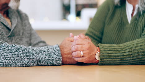 pareja en primer plano, hombre y mujer tomados de la mano