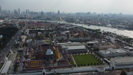 With-this-flight-you-will-see-the-two-different-sites-of-Bangkok,-in-front-the-traditional-temples-of-the-grand-palace-and-in-the-background-the-modern-skyscrapers