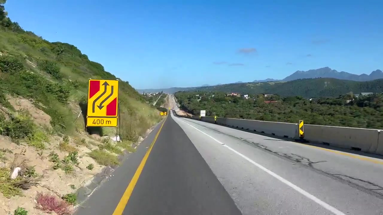 Il traffico attraversa un cantiere su un'autostrada vicino a Riversdale, Sudafrica. Utile per progetti infrastrutturali o narrazioni di viaggio