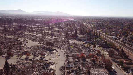 impactante vista aérea de la devastación del desastre del incendio de santa rosa tubbs en 2017