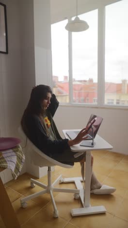 mujer joven que trabaja desde casa