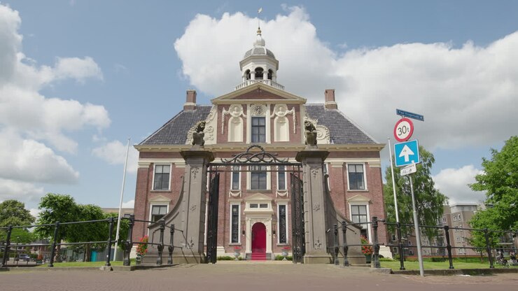 Ampia inquadratura di Crackstate, un edificio storico con architettura barocca nel centro di Heerenveen, Frisia, Paesi Bassi