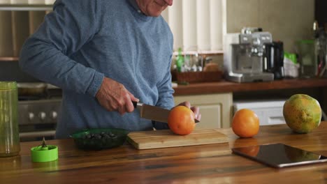 Hombre-Mayor-Cortando-Frutas-En-Casa