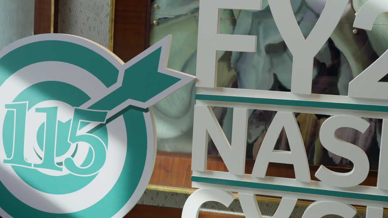 un letrero para un hotel en el alamein, egipto, disparo hacia afuera, disparo de arco.