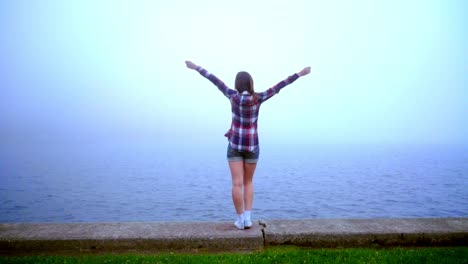 mujer feliz mirando el mar. chica feliz vista de atrás. mujer de estilo de vida