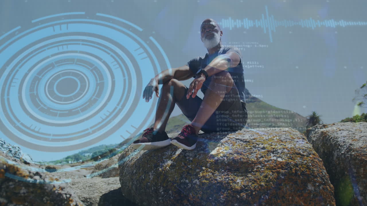 animación de escáner redondo y procesamiento de datos sobre hombre mayor afroamericano sentado en las rocas.
