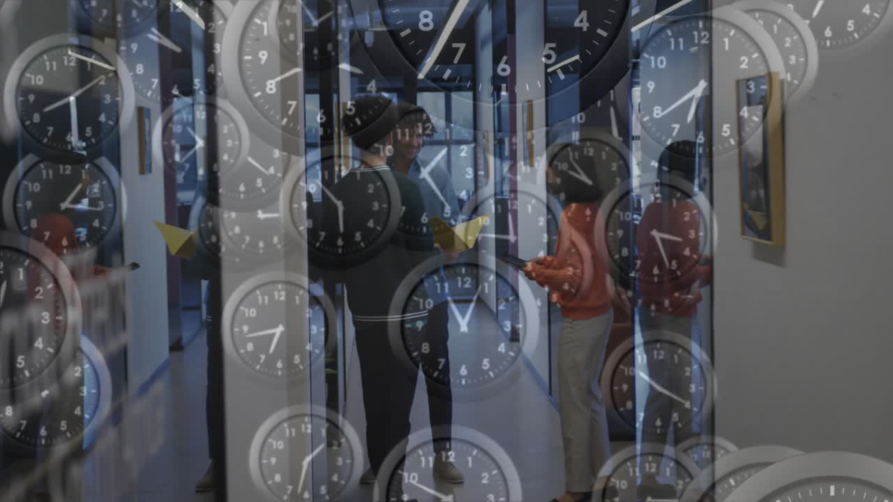 사무실에서 일을 논의하는 다양한 동료들에 대한 움직이는 시계의 애니메이션