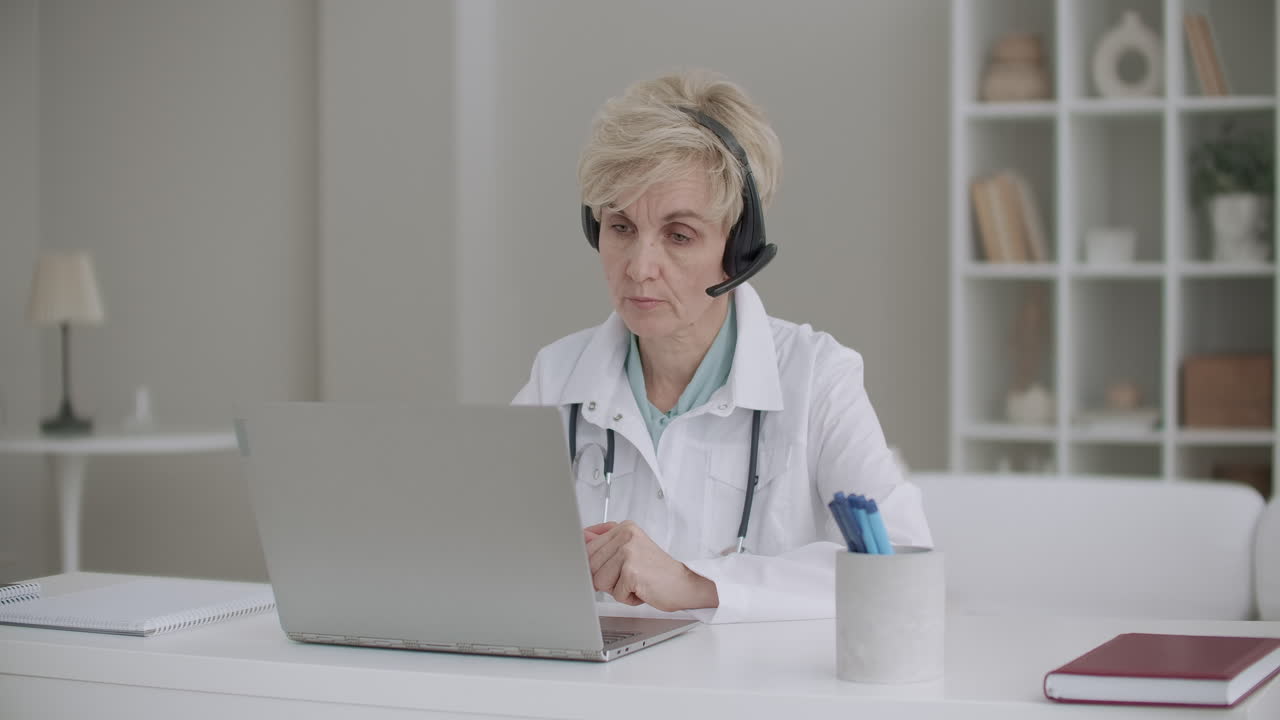 una profesora de medicina está dando conferencias en línea enseñando a los estudiantes y compartiendo experiencias de capacitación avanzada