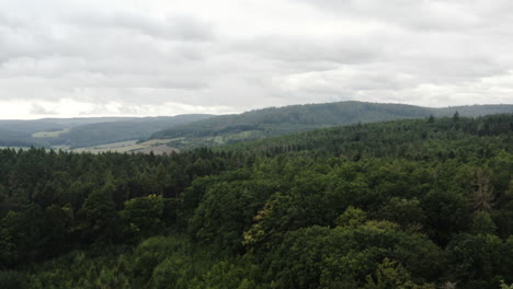 Toma-Aérea-Del-Paisaje-Natural-Del-Bosque,-Montañas-Alpinas-En-La-República-Checa-Durante-El-Otoño