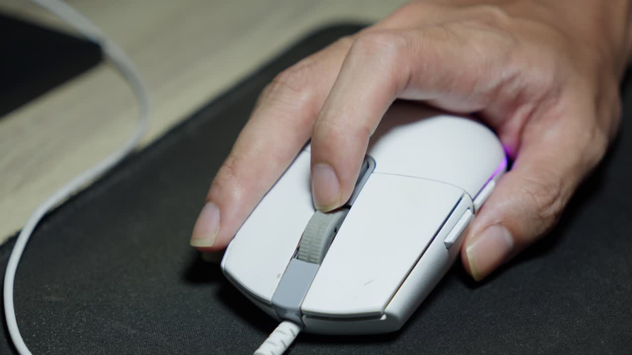 mano desplazándose por la rueda del ratón en la computadora