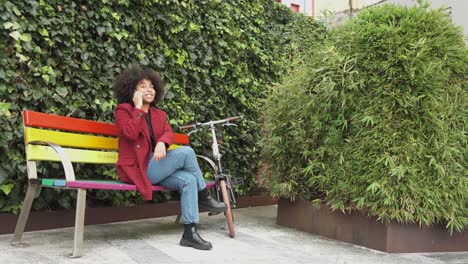 Smiling-black-woman-talking-on-smartphone