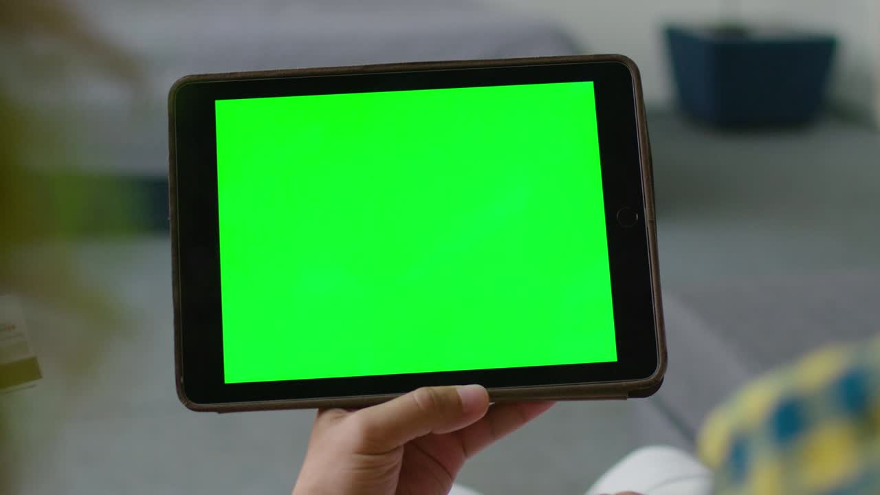 el hombre usa una tableta con llave de croma, de cerca.