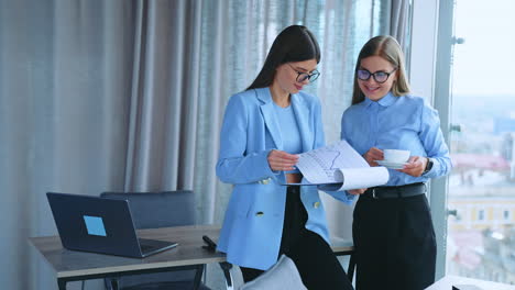 dos mujeres de negocios en discusión