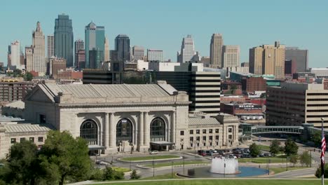 美國密蘇里州堪薩斯市的天際線,包括前景中的聯合火車站 (union station)