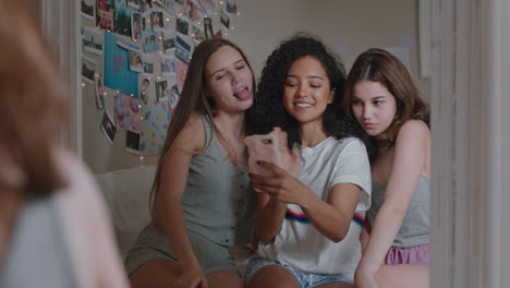 Adolescentes-Felices-Tomándose-Fotos-Selfie-Juntas-Usando-Teléfonos-Inteligentes,-Mejores-Amigos-Posando-Disfrutando-Haciendo-Muecas-En-Casa-Compartiendo-El-Fin-De-Semana-En-Las-Redes-Sociales