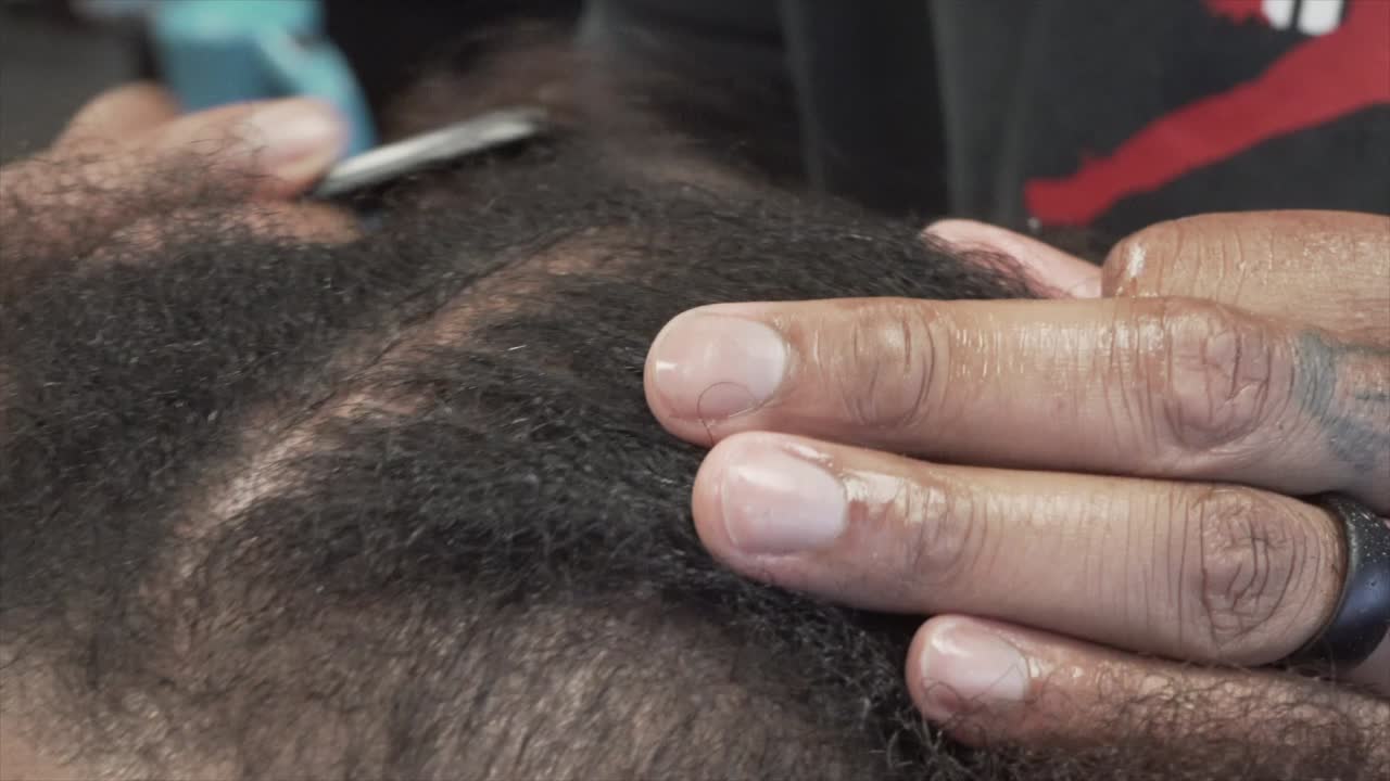 preparándose para trenzar el cabello en la barbería