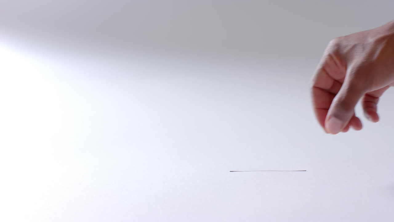 두 인종의 남자의 손이 피를 떨어뜨리는 슬롯에 떨어지는, 복사 공간, 슬로우 모션