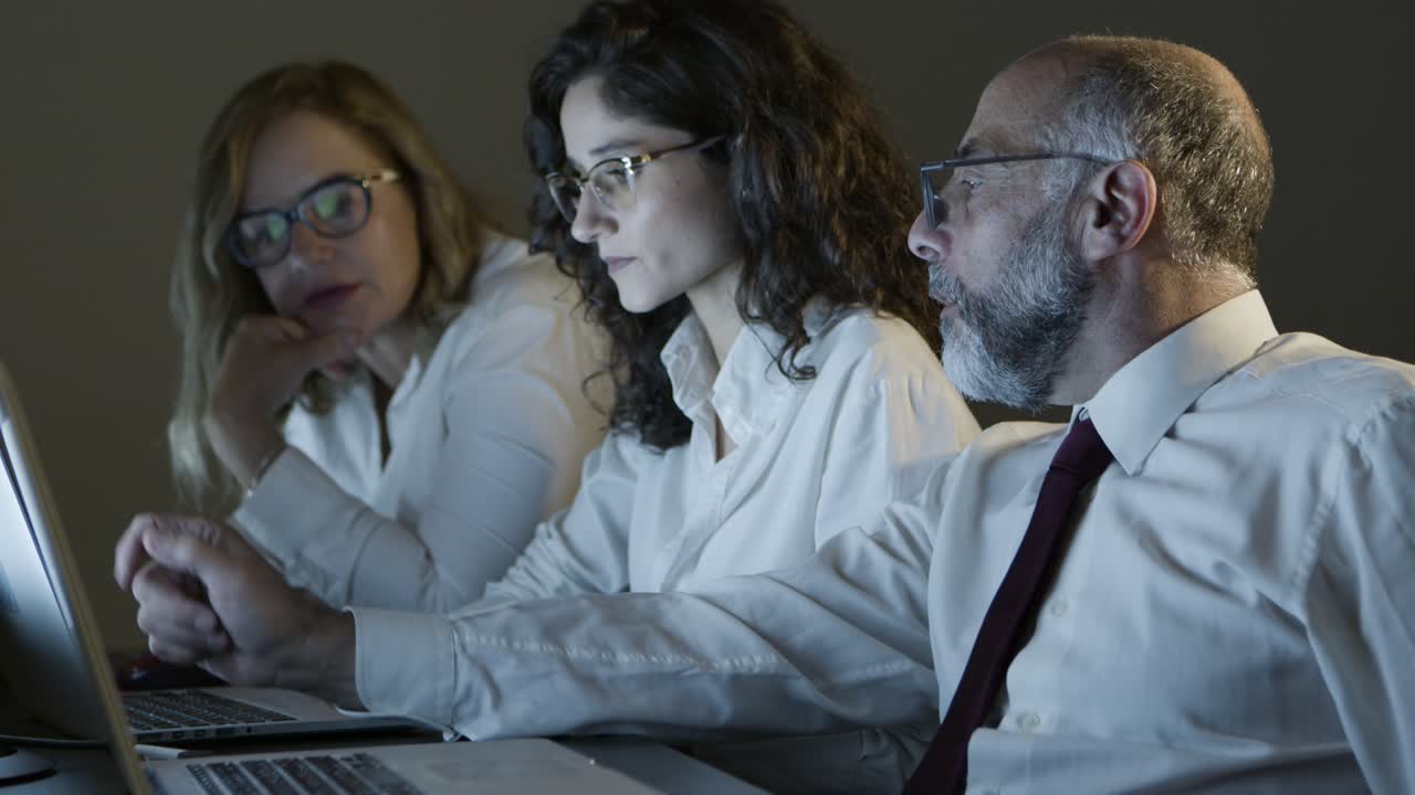 colegas de negocios discutiendo el trabajo en la oficina oscura