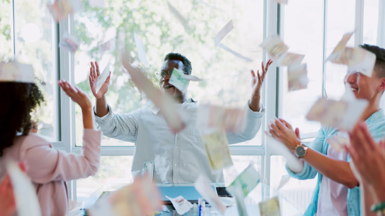 사업가들은 현금을 던집니다.