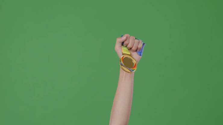 Medaglia d'oro in mano