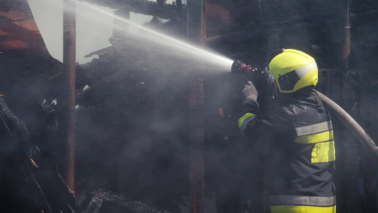 Pompiere che cerca di spegnere un incendio in una casa