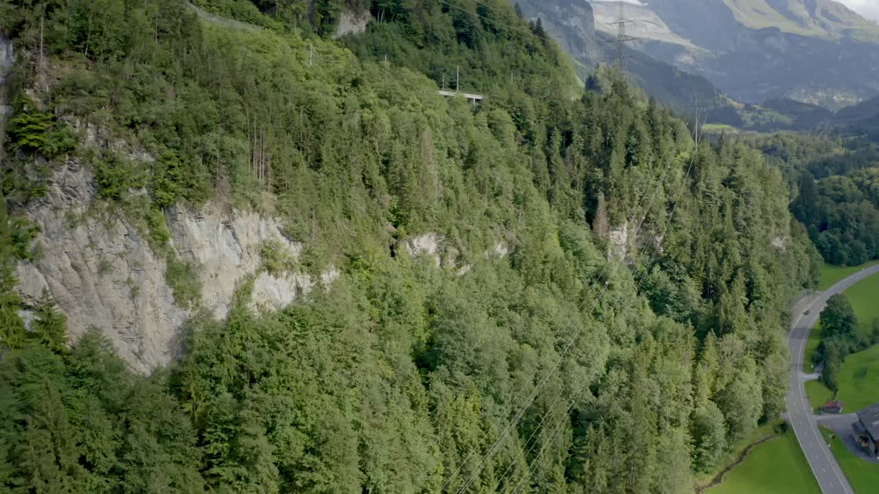 la cámara del avión no tripulado se mueve hacia adelante montaje con grandes árboles en la parte superior mejor toma en bali