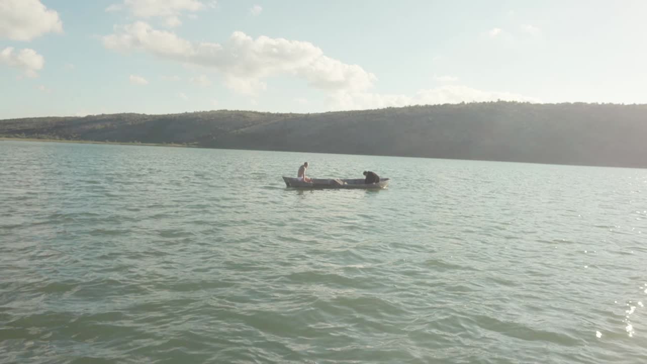 호수 에 있는 배 에 있는 사람 들