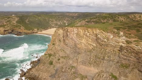 drone volando a lo largo de la costa en portugal - algarve-1