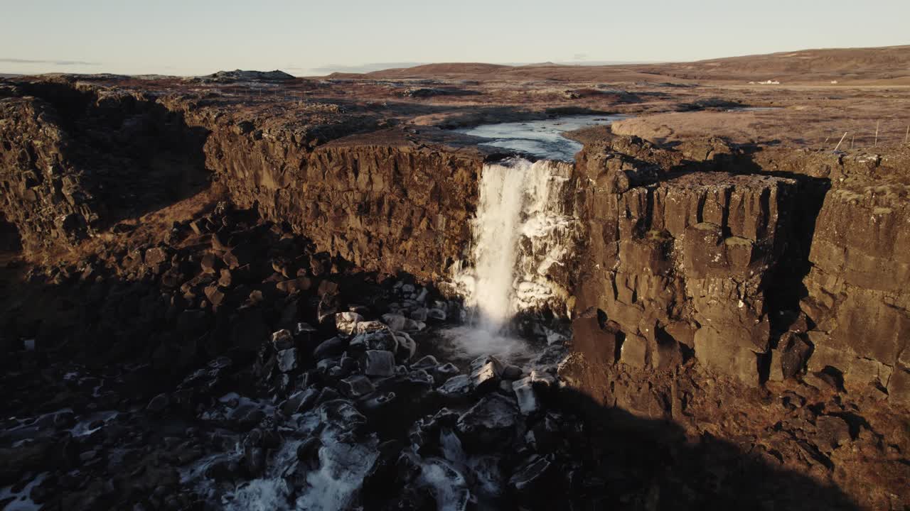 la famosa cascada oxararfoss en islandia, el amanecer en órbita aérea, un vasto paisaje