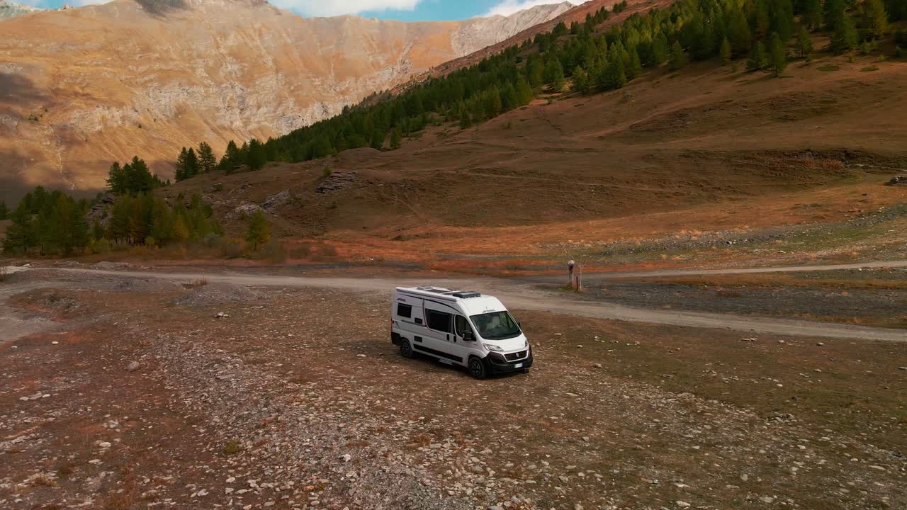 Caravan bianca con montagne pittoresche durante l'autunno ad Argentera, Provincia di Cuneo, Piemonte, Italia.