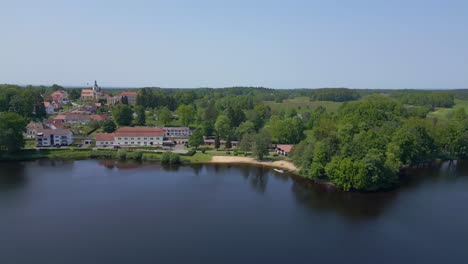 Vista-Al-Lago-Maravillosa-Vista-Aérea-Superior-Vuelo-Vacaciones-Paraíso-Pueblo-Chlum-En-El-Lago-Hejtman-En-El-Día-De-Verano-Checo-2023